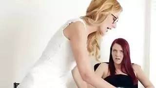 Searing Kiss يؤدي لالتقاط الأنفاس بين الجنس الشابات مثليات Alexa نعمة وجواهر