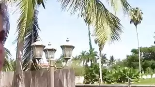 يوم الاستقلال يتحول إلى الجنس الثلاثي بالقرب من حمام السباحة