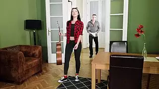 امرأة سمراء يدفع مع بوسها