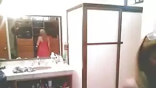 أمي في الحمام غير مدركين للكاميرا التجسس