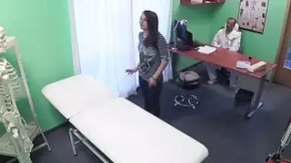 مريض موثوق به يحصل على طبيب ديك في المكتب