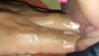 انزلاق 4 أصابع في بلدها الرطب