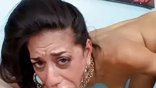فاتنة قطعة كبيرة مع لها رطبة اللسان