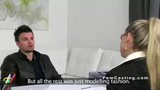 الإناث وكيل مص على صب المتلصص الأوروبي