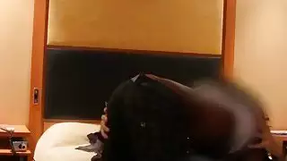 فاتنة الأفريقية تحصل على الهرة مليئة الديك الابيض