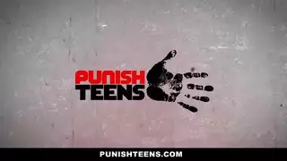 PunishTeens - سلوتي في قفص في سن المراهقة يطيع صاحبة ماجستير