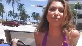 سخيف مفلس بيكيني فتاة في ال زقاق