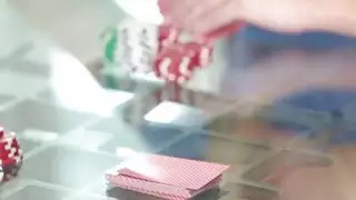 الآباء تبادل رقائق البوكر لأول مرة ثم بناتهم