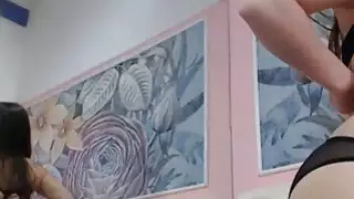 أسود الشعر في سن المراهقة اللعب مع نفسها