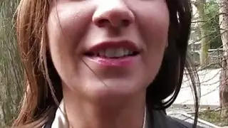 غريب غريب غريب جولي يأخذ بضعة يورو لمجرد اللعنة