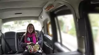 اغتصاب فاتنة كبيرة في سيارة أجرة وهمية