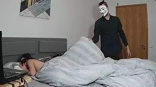 رجل ملثم سخيف له النوم GF على كاميرا ويب