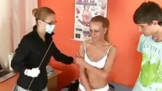 شقراء مثير جدا أن يجرد للممرضة