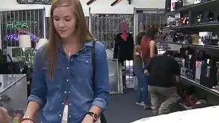 Babe في فستان الزفاف استغل من قبل الرجل بيدق لكسب المزيد من المال