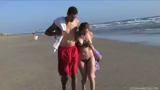 تحصل مارس الجنس Kiera King بعد تاريخ رومانسي على الشاطئ