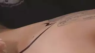 فاتنة مثير يحاول الديك الأسود الكبير لأول مرة على الطرف مقلاع