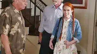 انتقد تلميذة صغيرتي أحمر الشعر الثابت في بوسها حلق من قبل الديك القديمة