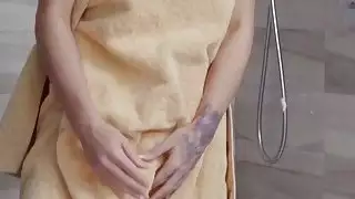 رفيق الغرفة المتلصص التجسس شقراء في الحمام