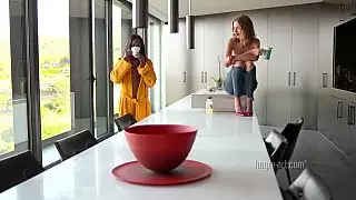 خلف الكواليس