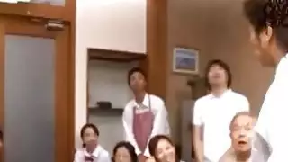 Perv يجعل خجولة تلميذة الصرير بصوت عال أمام والديها