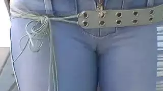 يعرف العسل أن يهز إصبعها من الإبل