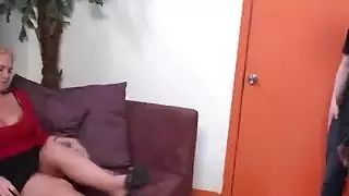 شقراء الساخنة ألينا يأخذ زب كبير في مكتبها