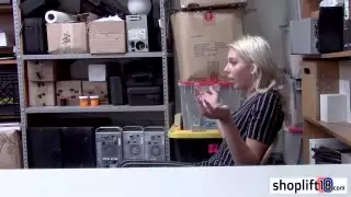 رجل الأمن يمسك مثير شقراء المجوهرات shoplifter
