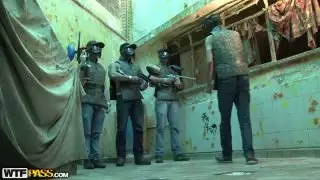 تتحول لعبة كرات الطلاء المجنونة إلى امرأة سمراء قرنية مبهجة