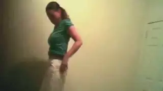 يراقب خلع ملابسها