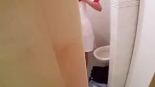 ممرضة في الزي الرسمي تمتص الأطباء الديك