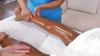 الفتيات الآسيوية تدليك الرجل الأسود والحصول على الهرات استغلالها من قبل نظيره الاميركي ديك ضخمة