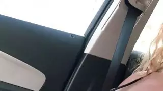 خبطت جميلة في سن المراهقة المدبوغة في السيارة
