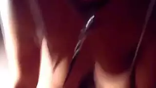 جار حار يضرب ديكي ويلعب مع قضبان اصطناعية لها