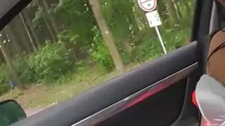 جميلة في سن المراهقة hitchhikes والداعر العام في الريف