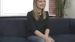 رجل يجوب كتي في الصب