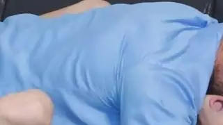 تعتزم إيما و stepdad للعب هوكي من العمل والمدرسة اللعنة أيضا