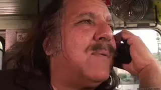 ميا فالنتينا يركب الحافلة ... سائق
