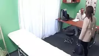 طبيب الملاعين رائع من وراء ظهره