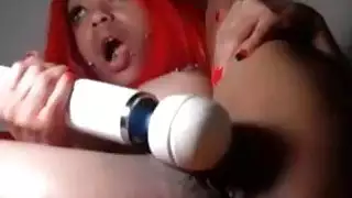 رهيبة أحمر الشعر خشب الأبنوس ركوب دسار على كاميرا ويب