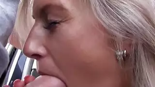 Mofos الساخنة شقراء تمتص ديك لرفع