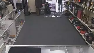 تريد زوجة الزبون أن يمسك د