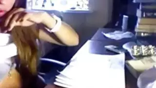 لطيف في سن المراهقة سيئة اللعب مع بوسها على كاميرا ويب