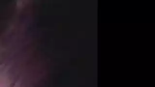 فتاة سمراء جميلة تمتص على الديك الثابت لوجه