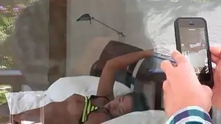 يساعد MILF مراهقين أقرنين على كيفية تعلم دروس في غرفة النوم