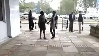 شاب جذاب مثليه من افريقيا يغوص في الهرة صديقته مع لسانها