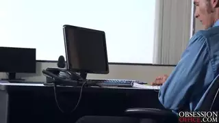 اليشم اليشم الحصول على خبطت من قبل رئيسها على مكتبه