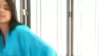 يقدم مدلك صغير للشباب خدمة كاملة لعميل مقرن