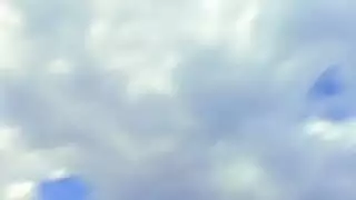 فاتنة على الجليد والصيد في أعماق البحار في حين أن جميع عارية