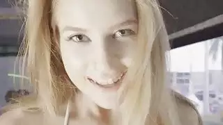 بيكيني فتاة مارس الجنس في حزب حافلة