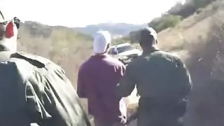 بذيء امرأة سمراء يعطي اللسان ويحصل على كس إساءة من قبل دورية الحدود
